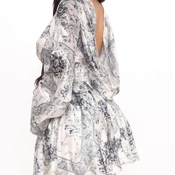 Vestido estampado de mangas largas y detalle en la espalda