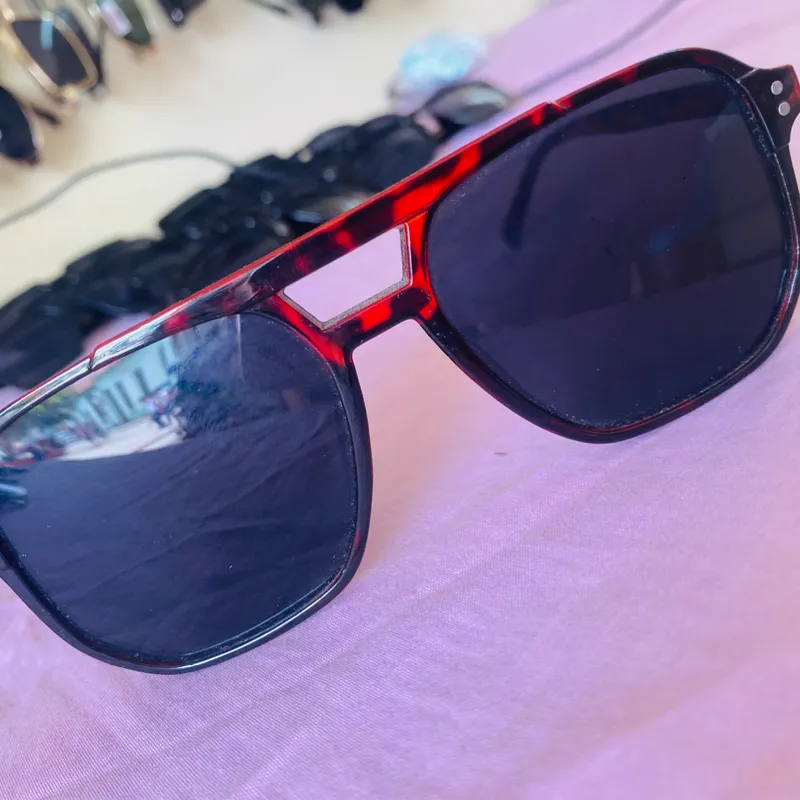 Gafas de sol con lentes oscuros y armadura de carey