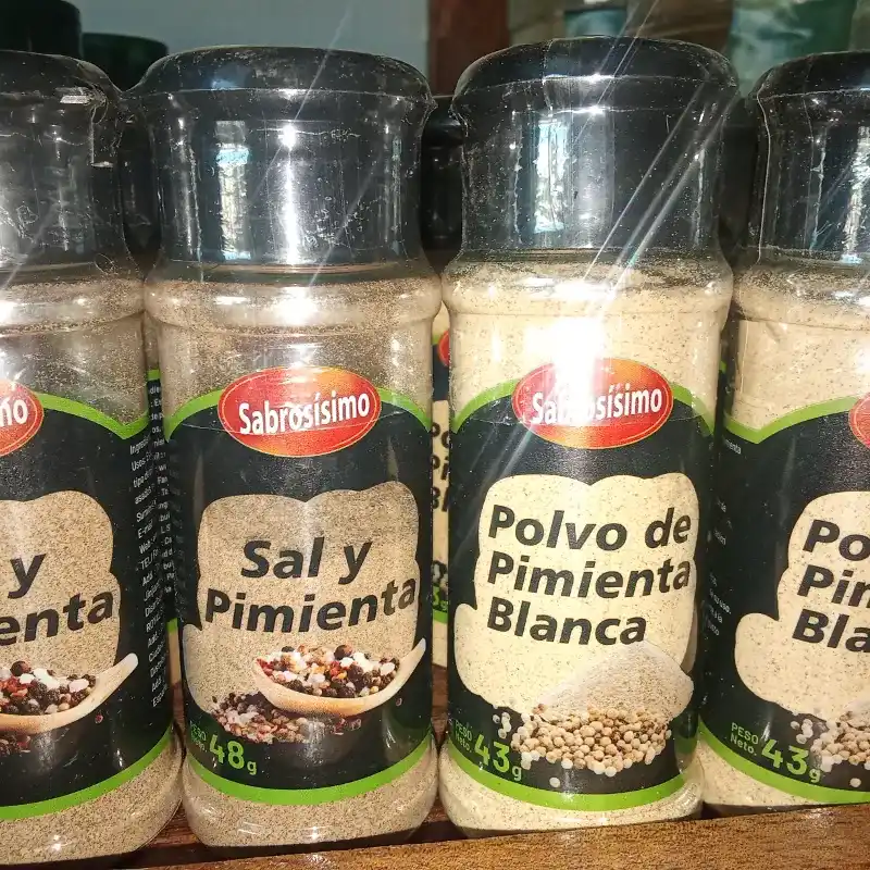 Pimienta blanca y pimienta negra con sal