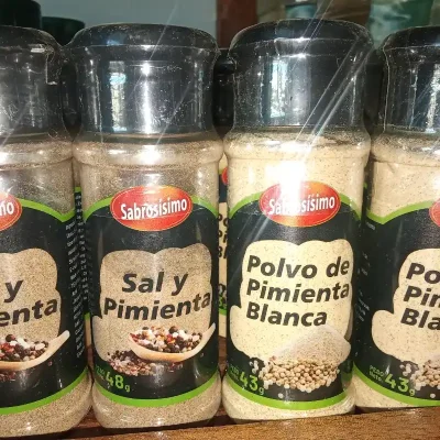 Pimienta blanca y pimienta negra con sal