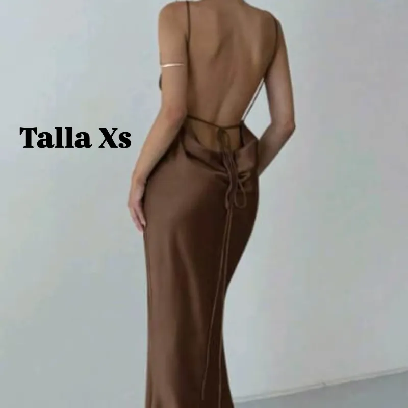 Vestido elegante de satén , diseño en la espalda sexy