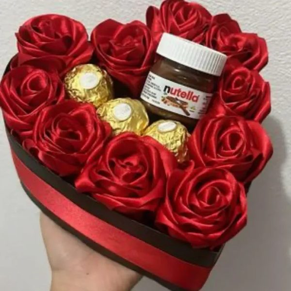 Caja de rosas eternas, bombones y Nutella