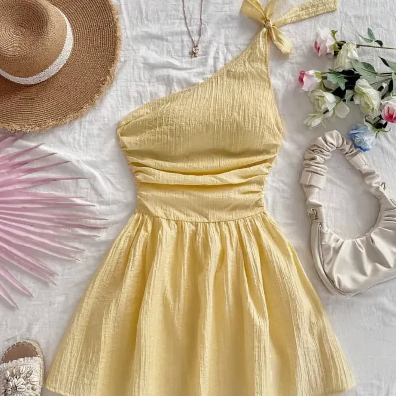 Vestido amarillo con lazo