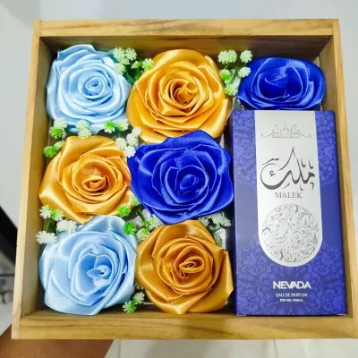 Regalo con 7 rosas eternas y un perfume