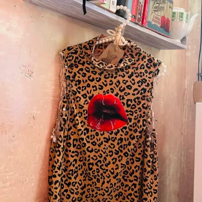 Animal print punk camiseta