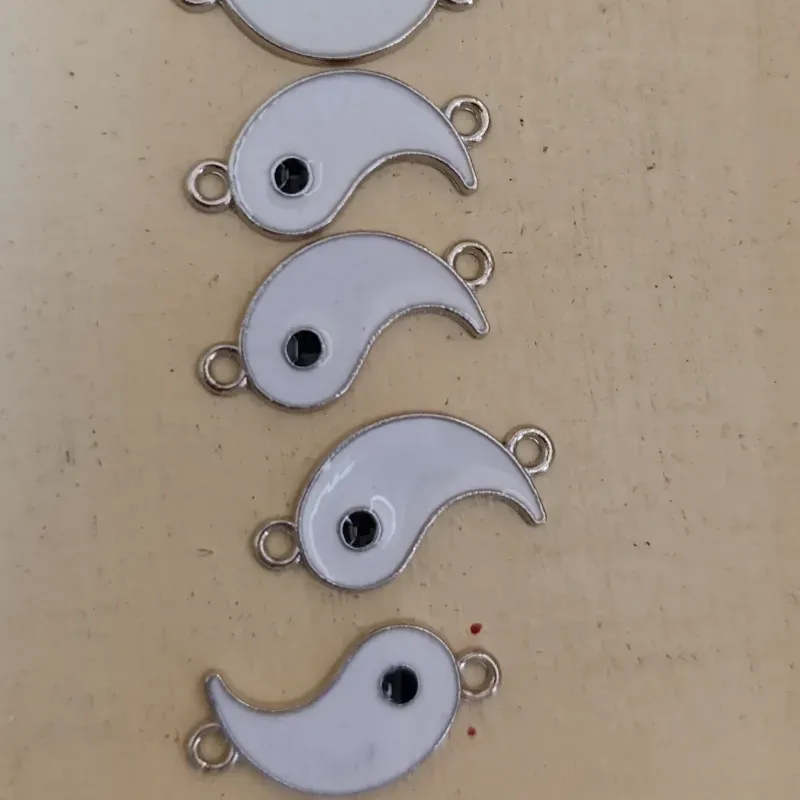 Dijes de ying yang en separados solo blancos