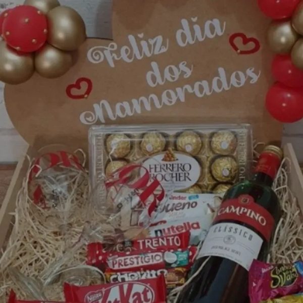 Caja con vino y dulces
