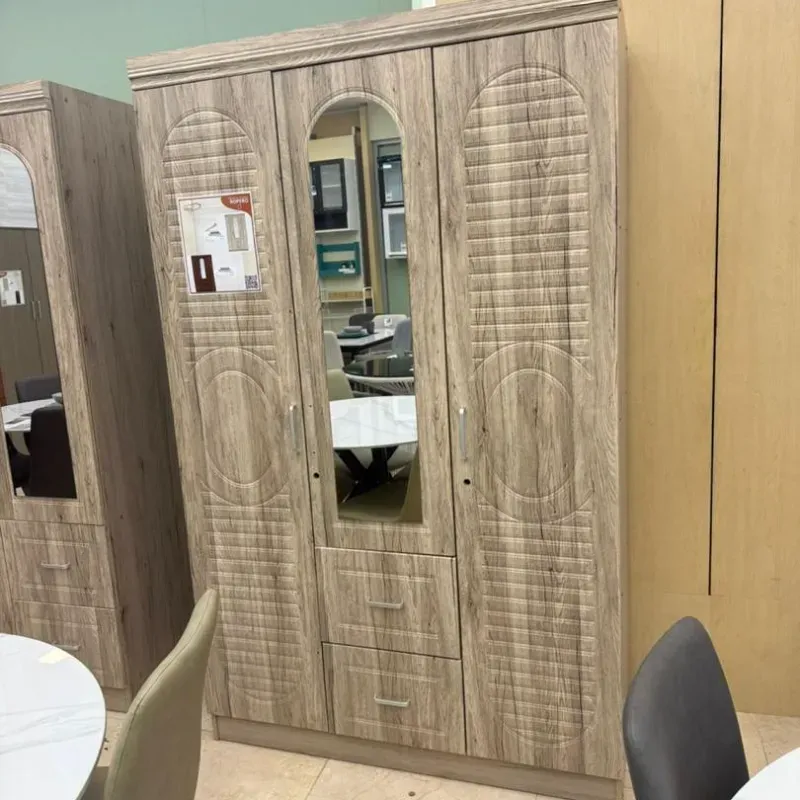 Escaparate de madera 3 puertas y espejo