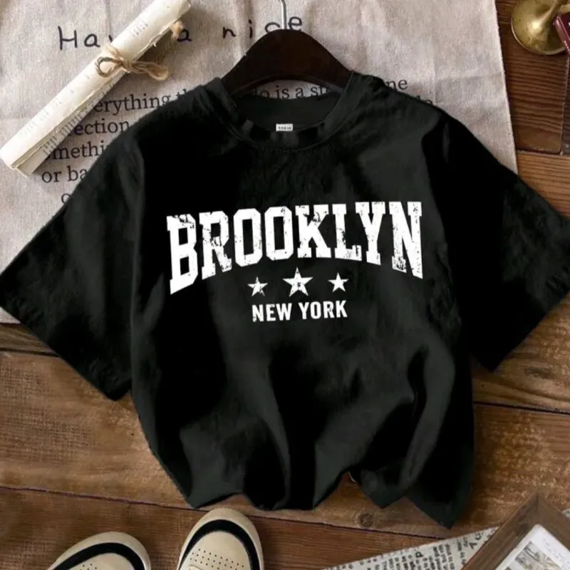 Camiseta negra con diseño