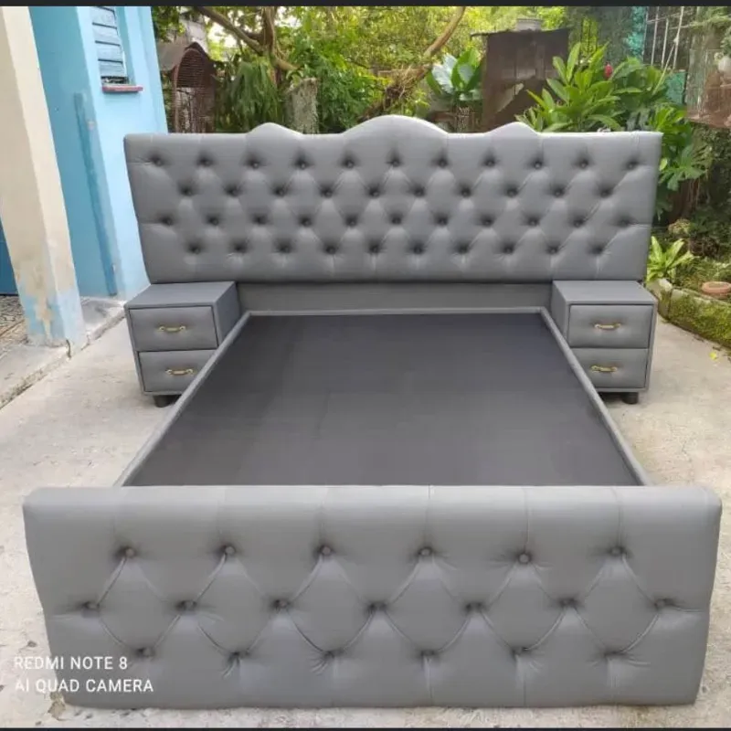 CAMA CON PIELERA Y MESITAS