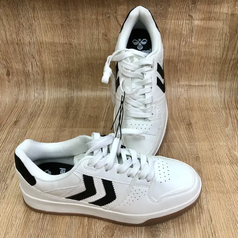 Tenis color negro y blanco