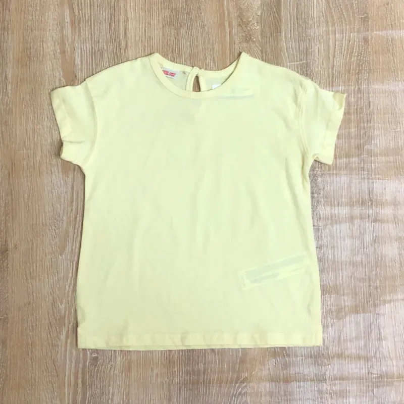Blusa de color amarillo