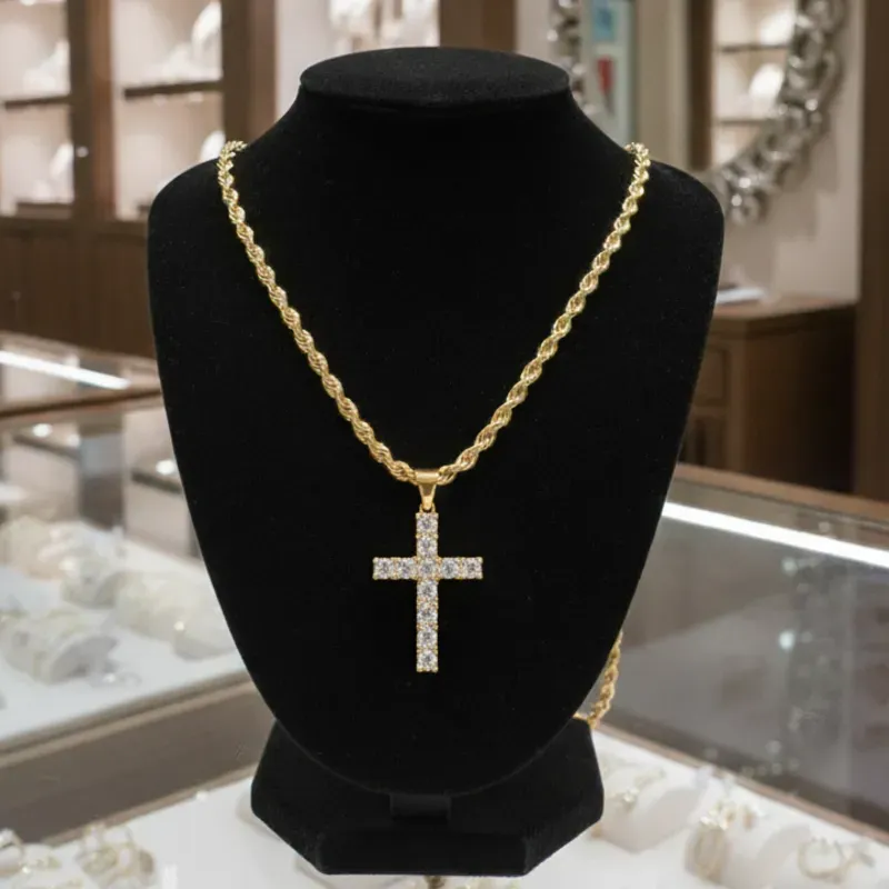 Cadena torcida con dije de crucifijo