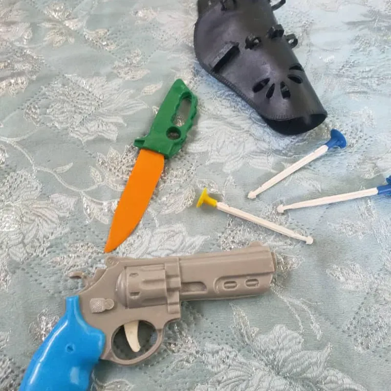 Juego de vaquero (funda con revolver, balas y cuchillo)