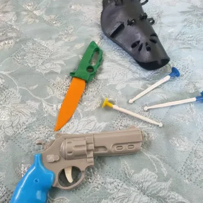 Juego de vaquero (funda con revolver, balas y cuchillo)