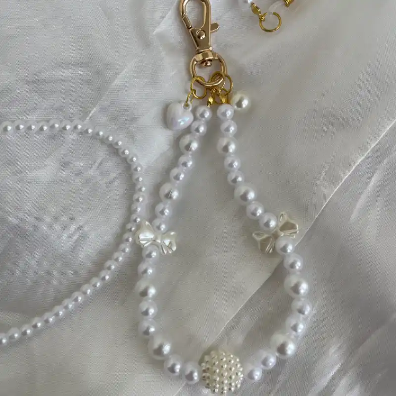 Llavero de perlas blancas