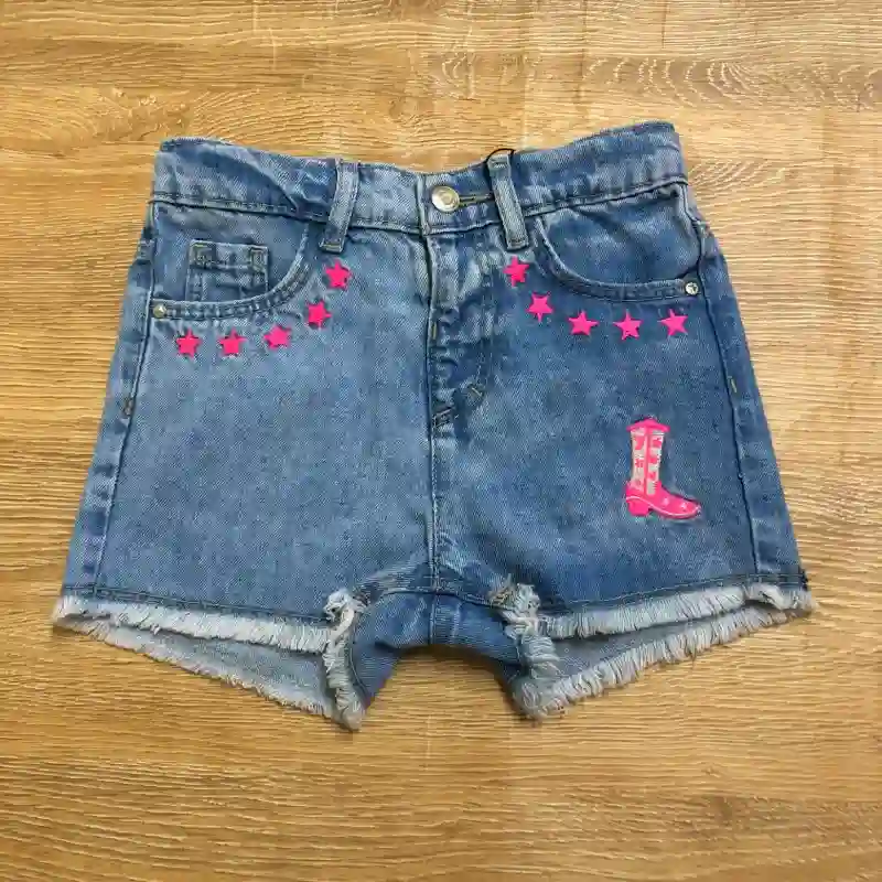 Short de mezclilla con bota de vaquero