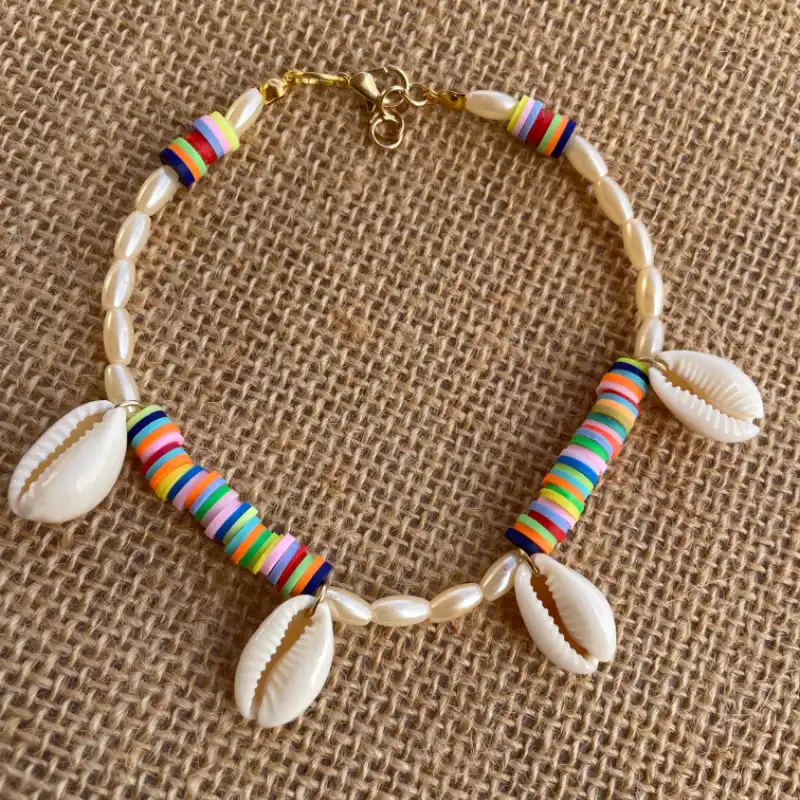 Tobillera de fimos con dijes de caracoles