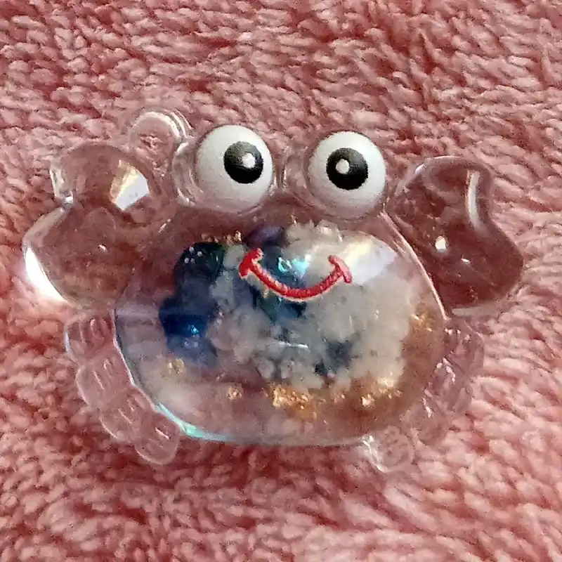 Dije figura fluorescente de resina cangrejo