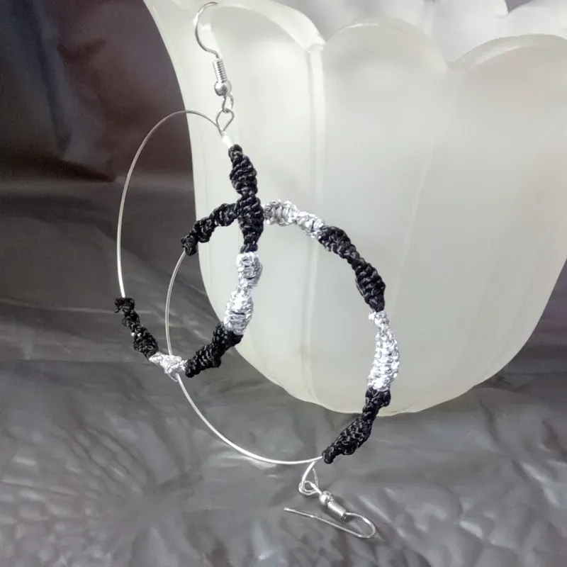 Nudo espiral en argollas plateadas