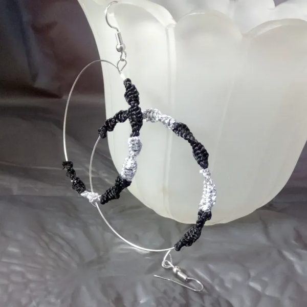 Nudo espiral en argollas plateadas