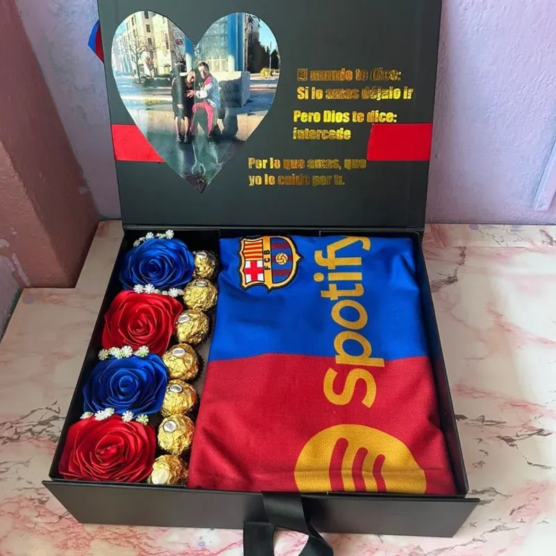 Caja decorada con pulover de fútbol