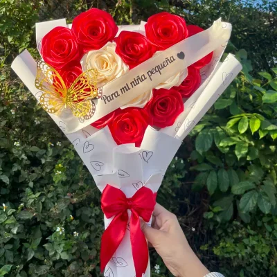 Ramo de 13 rosas en forma de corazón con banda personalizada