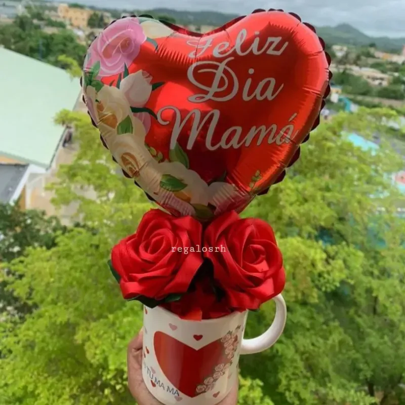 Jarra con rosas y globo