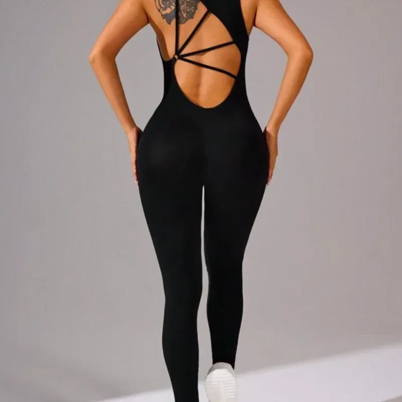 Mono negro de espalda media luna