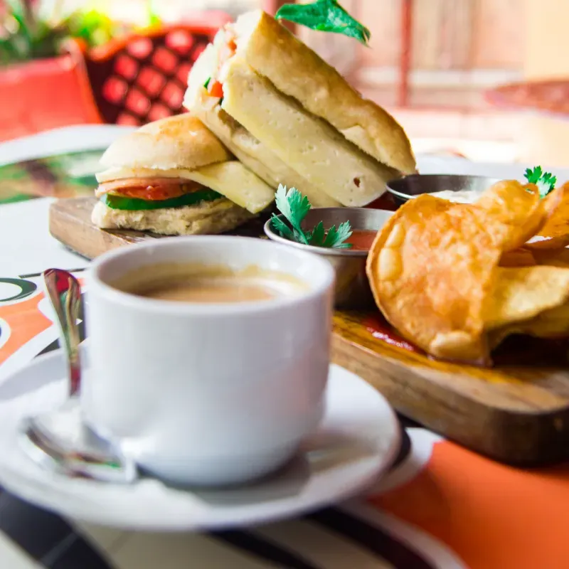 Sandwich jamón y queso blanco