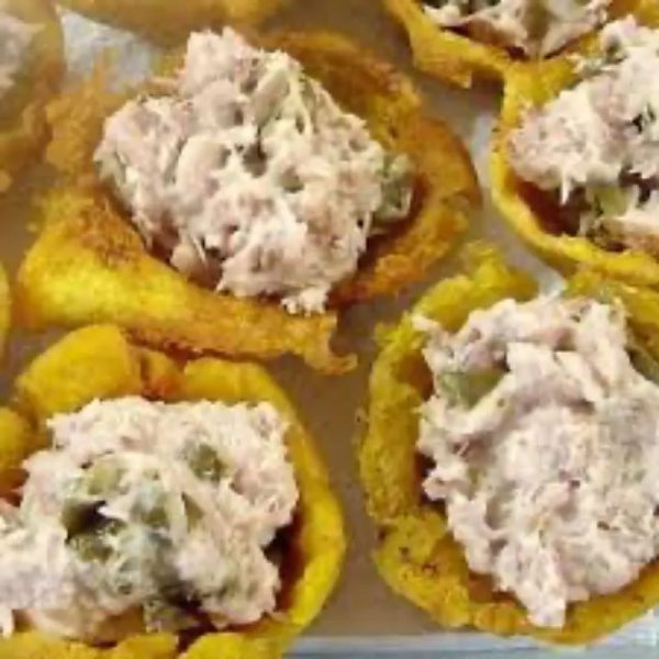 Tostones rellenos de atún