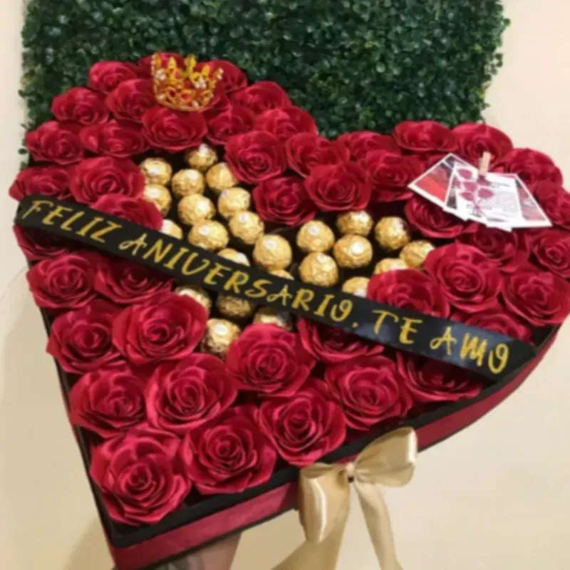 Caja corazón de 45 rosas y 24 bombones