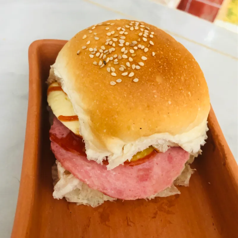 Pan con jamón y queso