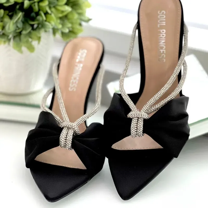 Tacones negros con lazo y detalles plateados