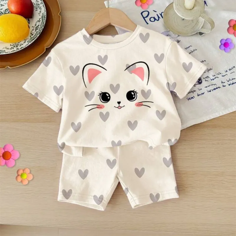 Conjunto gatito con corazones