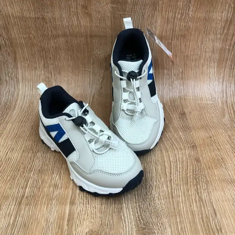 Tenis grises y negros