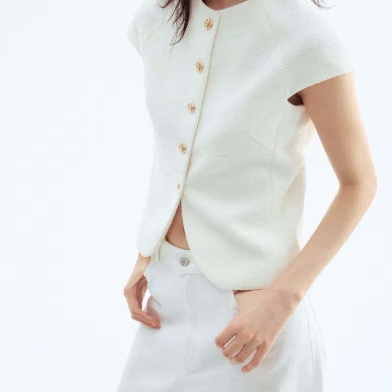 Chaleco blanco con botones dorados