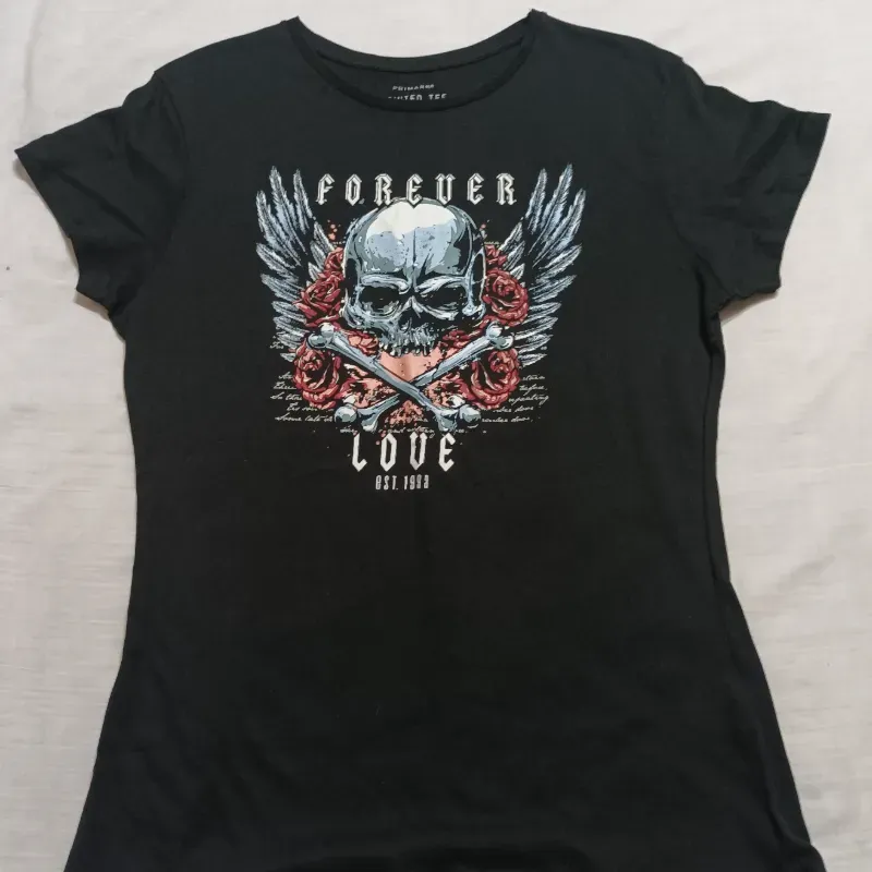 Pullover negro con calavera.