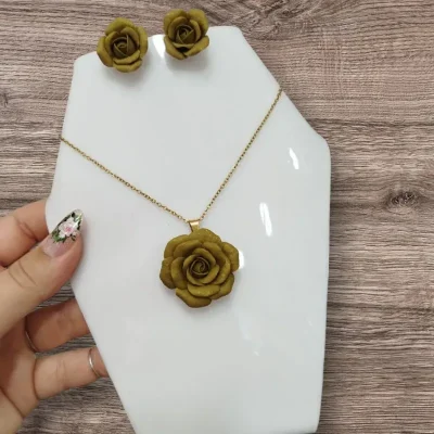 ✨ Juego de collar y aretes de rosas color Mostaza✨