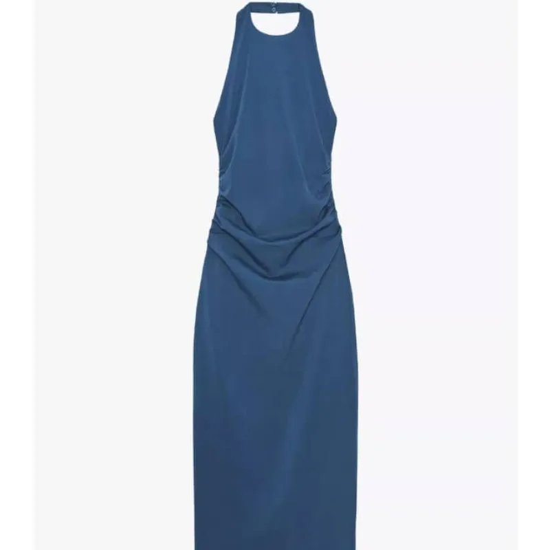 Vestido azul al cuello