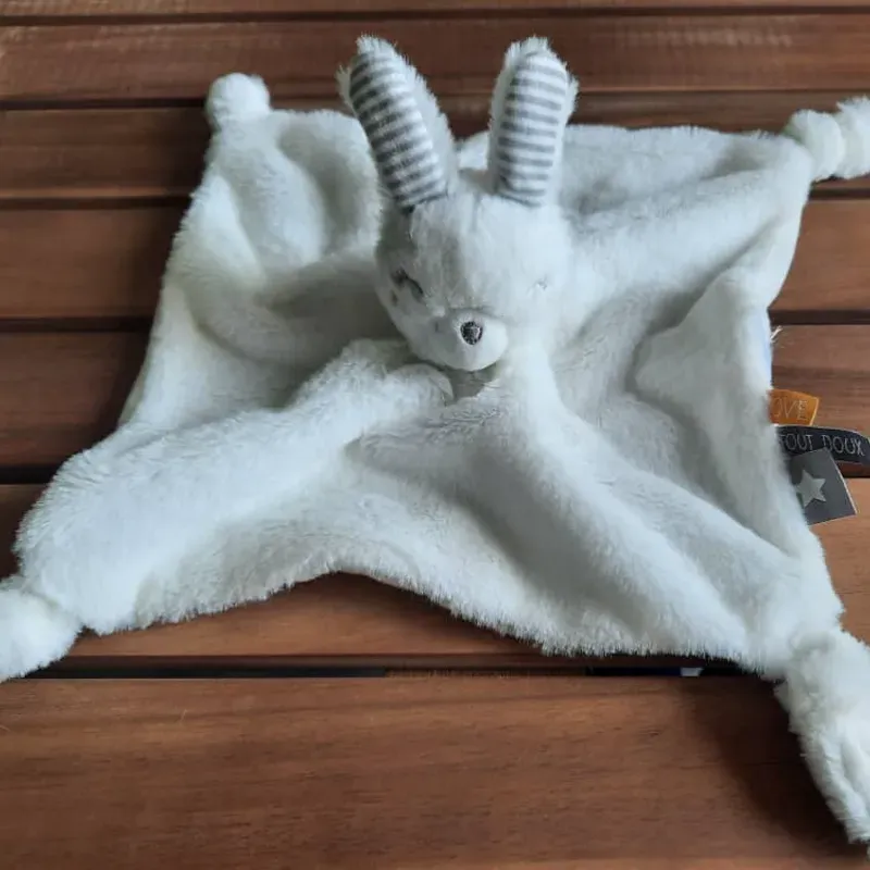 Conejito blanco con orejas rayadas