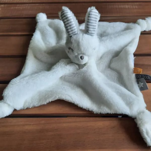 Conejito blanco con orejas rayadas