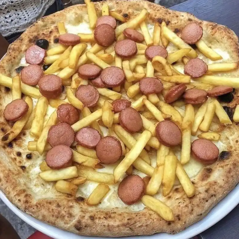Pizza con Salchichas y Papas Fritas