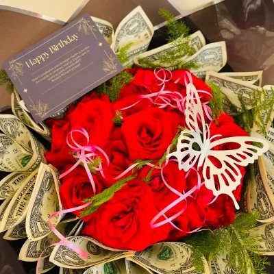 Ramo con rosas naturales y billetes