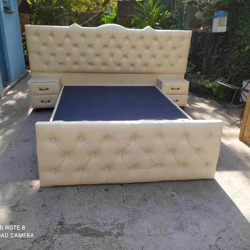 CAMA CON PIELERA Y MESITAS