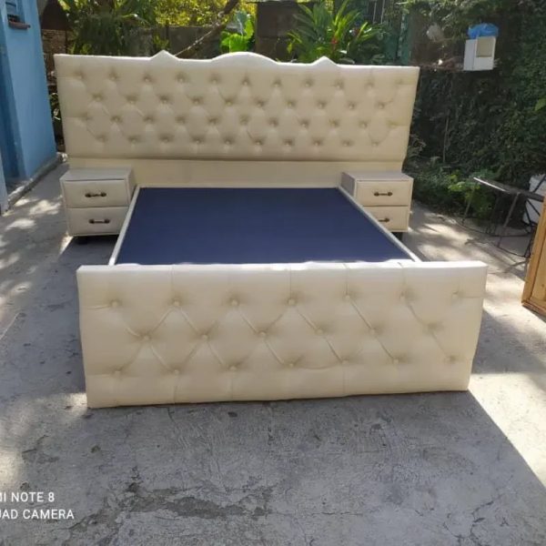 CAMA CON PIELERA Y MESITAS