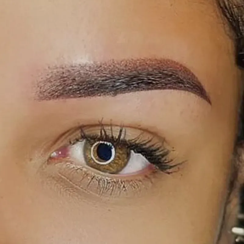 Perfeccionamiento de cejas