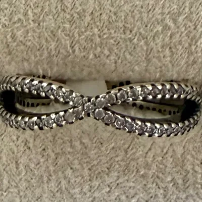 Anillo entrelazado de brillo