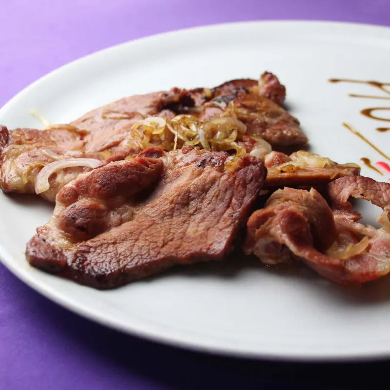 Chuleta ahumada salteada con mojo criollo