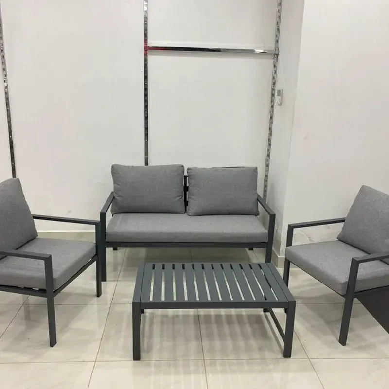 Juego de muebles de 4 piezas con mensajería incluida.